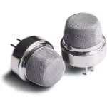 MQ135 یک آی‌سی سنسور گاز است که برای اندازه‌گیری کیفیت هوا و تشخیص گازهای آلرژنیک مانند آمونیاک، بنزن، دی‌اکسید کربن، و دود استفاده می‌شود.