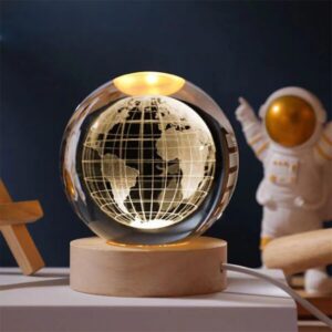 گوی چراغ دار زیر چوبی کد 744 با طراحی شیک و نور LED ملایم، مناسب دکوراسیون منزل، اتاق خواب و کادوهای خاص است. ترکیب چوب و نور جلوه‌ای خاص ایجاد می‌کند.